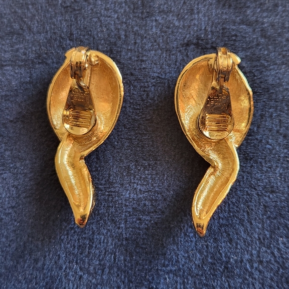 Vintage MONET Brushed Gold Tone Twisted Leaf Feather Clip On Earrings 1.25" - Picture 4 of 6